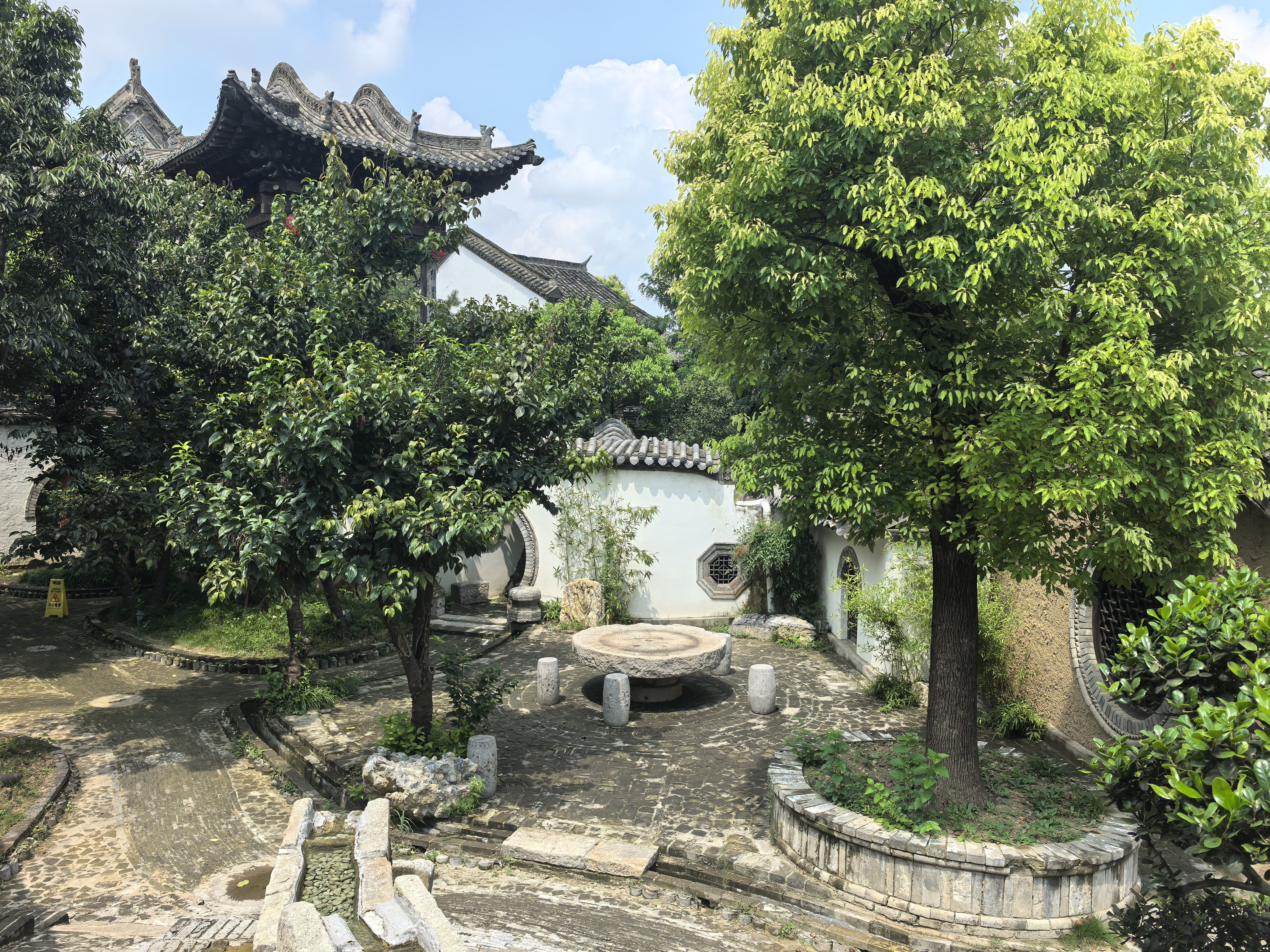 深院静，小庭空